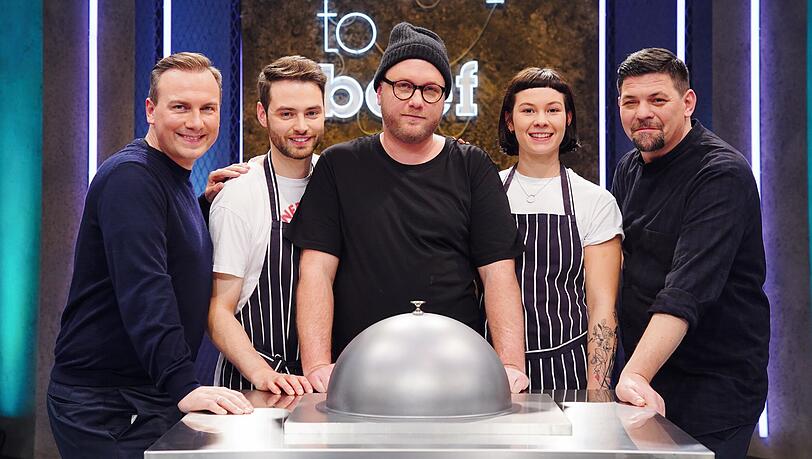 Tim Raue mit seinen "Ready to Beef"-Kollegen Friedrich Hofmann, Küchenchef Max Strohe, Stella Nikolaiz und Moderator Tim Mälzer. Tim Raue mit seinen "Ready to Beef"-Kollegen Friedrich Hofmann, Küchenchef Max Strohe, Stella Nikolaiz und Moderator Tim Mälzer.