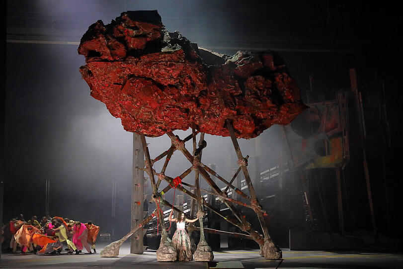 Hanna-Elisabeth Müller als Elektra im Bühnenbild der Künstlerin Phyllida Barlow im Nationaltheater.