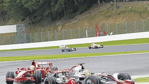 Die Rivalen um den WM-Titel: Lewis Hamilton im McLaren-Mercedes liegt derzeit noch vor Ferrari-Pilot Felipe Massa.