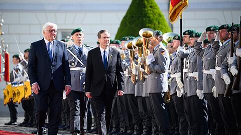 60 Jahre deutsch-israelische Beziehungen - Israels Präsident Herzog wird in Berlin begrüßt.