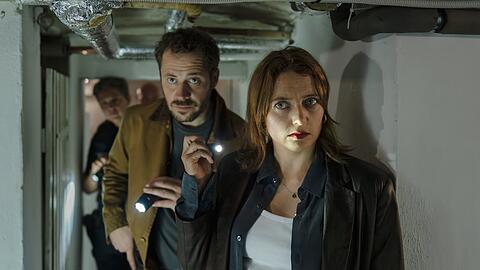 "Im Grunde Mord - Blutsbande": Leon Sch&auml;fer (Jakob Benkhofer, h.) und Paula Sch&auml;fer (Hanna Pla&szlig;, v.) durchsuchen die Dachdeckerei.