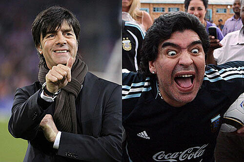 Zwei Fotos, jedes ganz typisch. So sehen sie sich, so zeigen sie sich, so sind sie: Bundestrainer Löw, der smarte Jogi (l.), und Argentiniens extrovertierter Nationalcoach Diego Maradona.
