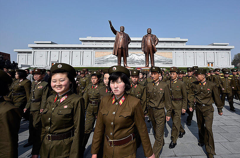 Angehörige der Koreanischen Volksarmee marschieren auf dem zentralen versammlungsplatz in Pjöngjang auf. Foto: Franck Robichon