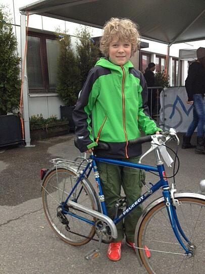 Carlo (10):&bdquo;Ich bin mit meiner Familie gerade erst aus den USA her gezogen. Mein altes Radl war mir schon etwas zu klein, deshalb haben wir es gar nicht mit verschifft. Ich wollte aber unbedingt wieder eins haben. Am 1. April hatte ich Geburtstag. Das Radl ist ein verspätetes Geschenk.&ldquo;