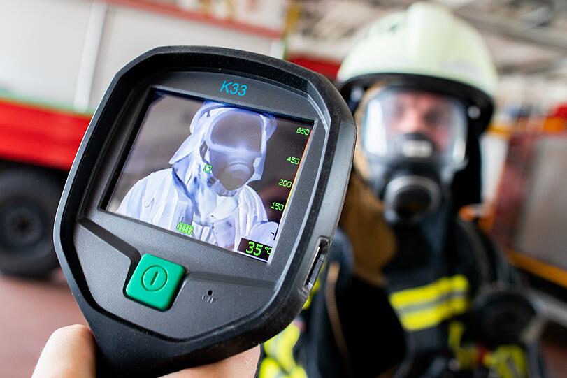 Ausgerüstet mit einer Wärmebildkamera konnten die Einsatzkräfte das Feuer verorten. (Symbolbild)