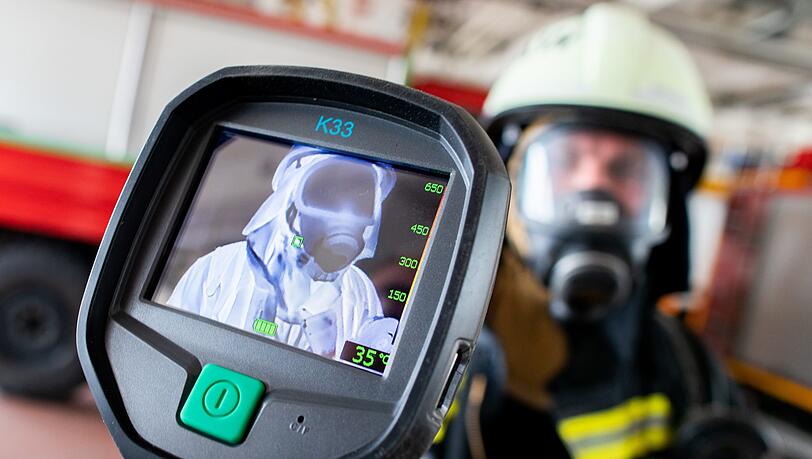 Ausgerüstet mit einer Wärmebildkamera konnten die Einsatzkräfte das Feuer verorten. (Symbolbild) Ausgerüstet mit einer Wärmebildkamera konnten die Einsatzkräfte das Feuer verorten. (Symbolbild)