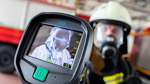 Ausgerüstet mit einer Wärmebildkamera konnten die Einsatzkräfte das Feuer verorten. (Symbolbild)