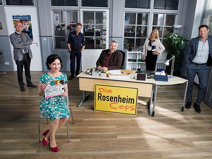 Mehr Abstand zwischen den Darstellern beim Dreh der neuen "Rosenheim-Cops"-Staffel.