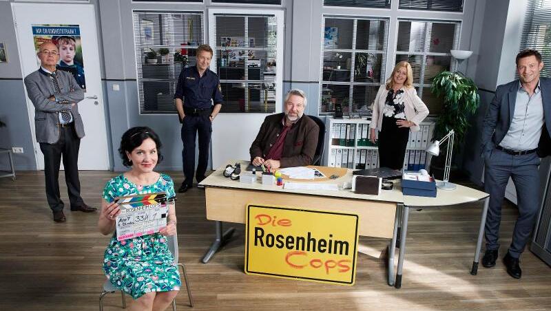 Mehr Abstand zwischen den Darstellern beim Dreh der neuen "Rosenheim-Cops"-Staffel. Mehr Abstand zwischen den Darstellern beim Dreh der neuen "Rosenheim-Cops"-Staffel.