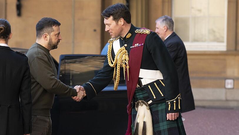 Johnny Thompson (r.) begrüßt den ukrainischen Präsidenten Wolodymyr Selenskyj vor dessen Treffen mit König Charles im Buckingham Palast.