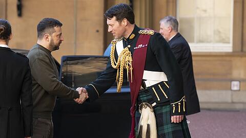 Johnny Thompson (r.) begrüßt den ukrainischen Präsidenten Wolodymyr Selenskyj vor dessen Treffen mit König Charles im Buckingham Palast.