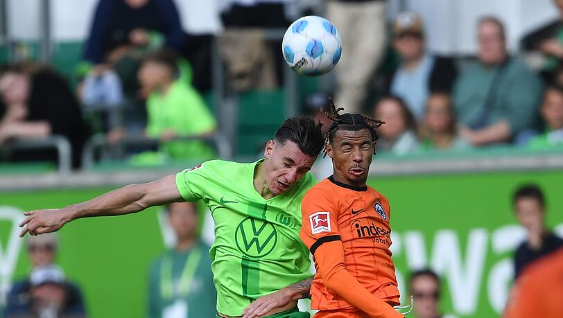 Cédric Zesiger (l) wechselt auf Leihbasis zum FC Augsburg.