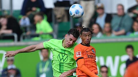 Cédric Zesiger (l) wechselt auf Leihbasis zum FC Augsburg.
