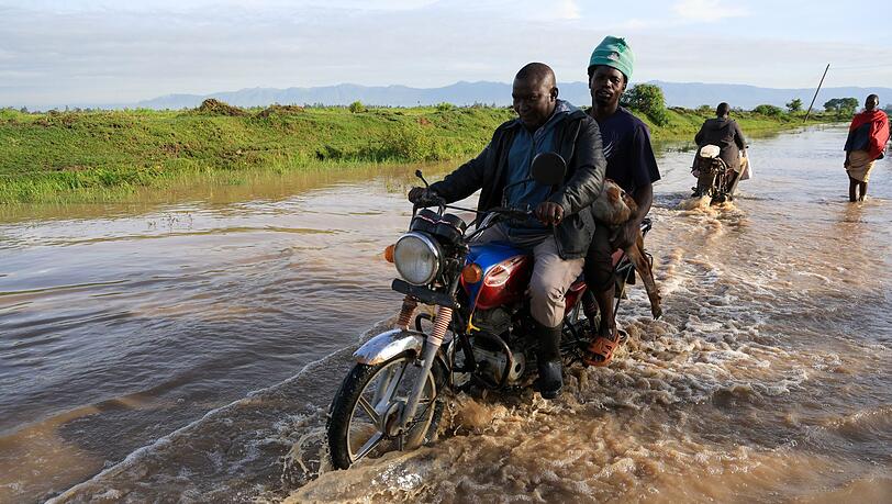 Nach heftigen Regenf&auml;llen sind viele kenianische Stra&szlig;en &uuml;berschwemmt.