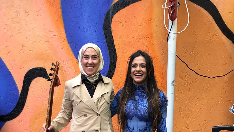 Ceren Can Ünal (l.) und Melike Kerpel freuen sich über die geglückte Eröffnung. Ceren Can Ünal (l.) und Melike Kerpel freuen sich über die geglückte Eröffnung.
