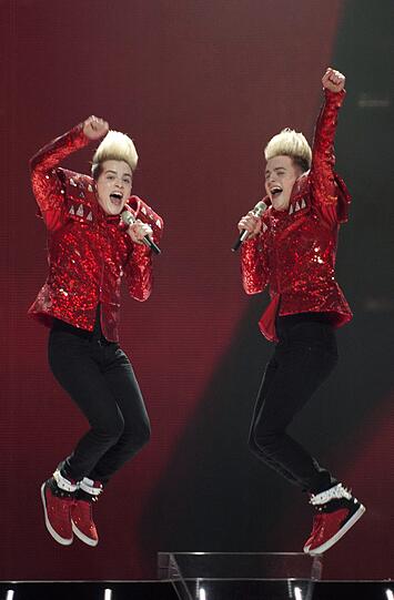 Jedward kommen aus Irland. Ihr Ziel: Der Sieg beim Eurovision Song Contest.