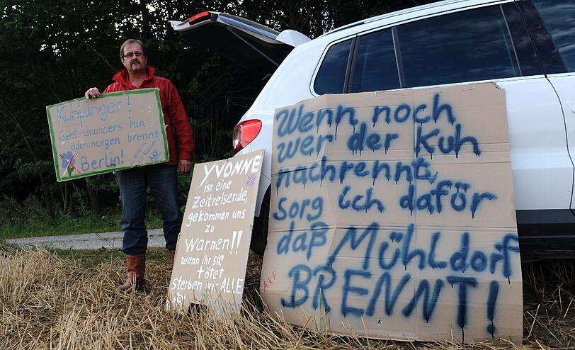 Anonyme Unterstützung für Kuh Yvonne: Hans Wintersteller von Gut Aiderbichl, der Leiter der Suche, zeigt Plakate, die ein Ende der Jagd fordern.