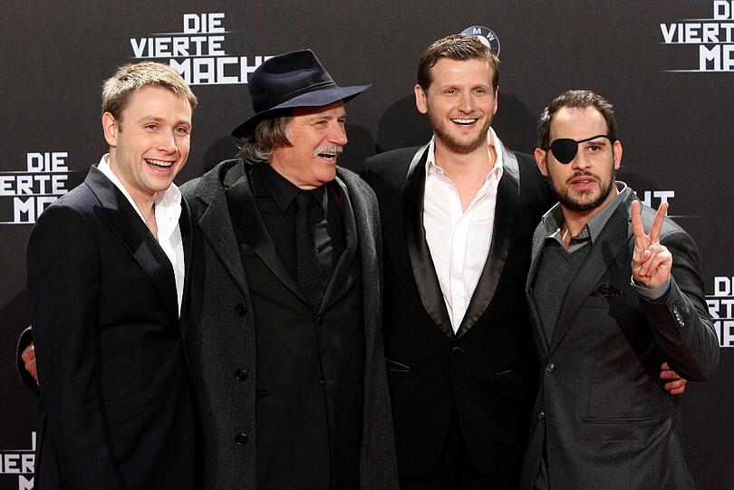 Max Riemelt, Rade Serbedzija, Regisseur Dennis Gansel und Moritz Bleibtreu posieren am Donnerstag auf dem roten Teppich.