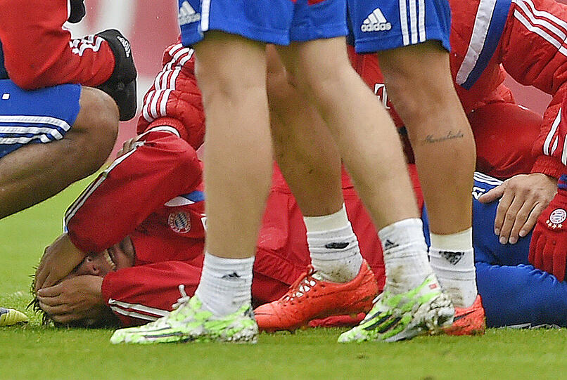 Mit schmerzverzerrtem Gesicht lag der FCb-Profi am Boden.