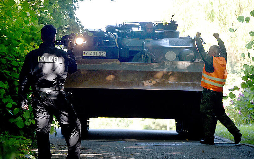 Ein Bergepanzer der Bundeswehr rollt am 02.07.2015 in Heikendorf (Schleswig-Holstein) auf ein Villengrundstück. Seit Mittwoch sind Polizei und Bundeswehr mit dem Abtransport von hier gefundenem Kriegsgerät aus dem Zweiten Weltkrieg beschäftigt. Der Panzer dient zum sicheren Abtransport der Waffen.