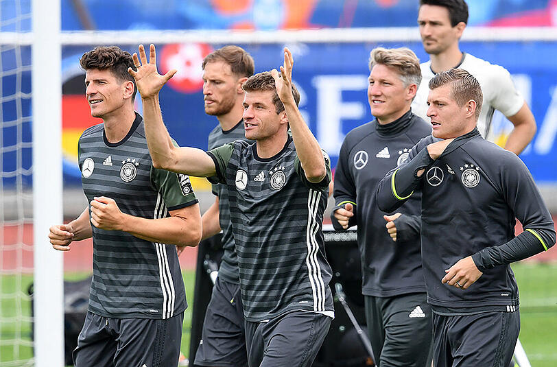 Komm' in meine Arme: Thomas Müller im Pulk der DFB-Teamkollegen