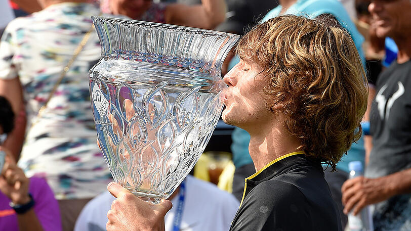Turniersieger Zverev küsst die Trophäe.