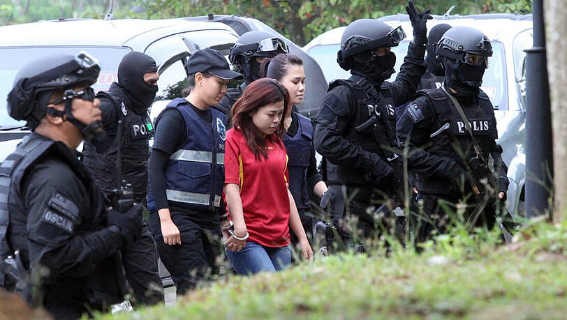 Eine der mutmaßlichen Attentäterin wird Anfang März in Kuala Lumpur aus einem Gericht eskortiert. Eine der mutmaßlichen Attentäterin wird Anfang März in Kuala Lumpur aus einem Gericht eskortiert.