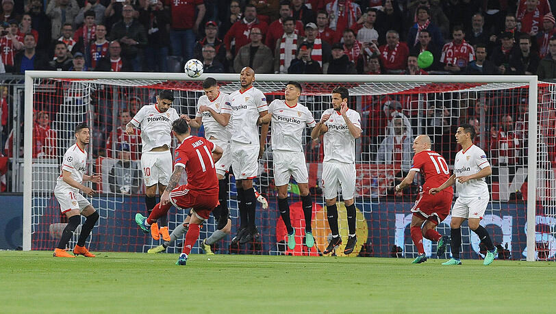 Gefährlich: James' Freistoß geht knapp drüber (3.). Gefährlich: James' Freistoß geht knapp drüber (3.).