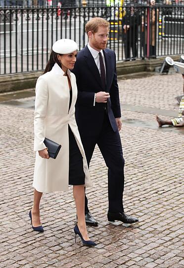 Am Commonwealth Day vor einer Messe in der Westminster Abbey - Meghan Markle elegant im weißen Wollmantel mit passender Baskenmütze.