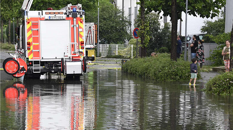 Zahlreiche Straßen wurden überflutet, mehrere Gullys verstopften.