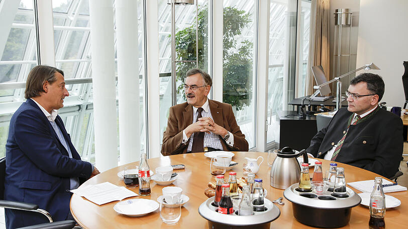 Runder Tisch in der Staatskanzlei: Wolfgang A. Herrmann (M.) und sein Sohn Florian (r.) im Gespräch mit AZ-Redakteur Clemens Hagen.