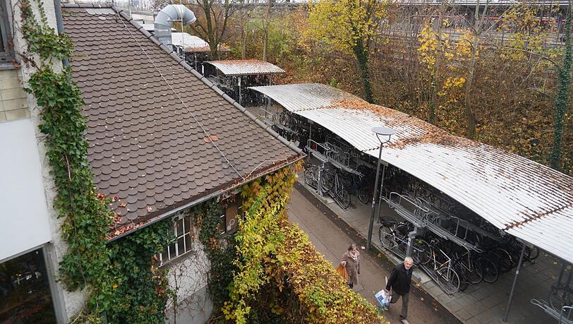 Auch an der Fassade der Pasinger Fabrik sieht man, dass das Gebäude schon bessere Zeiten gesehen hat.