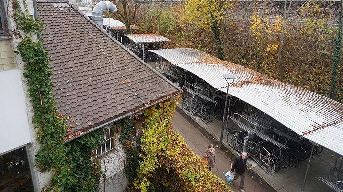 Auch an der Fassade der Pasinger Fabrik sieht man, dass das Gebäude schon bessere Zeiten gesehen hat.