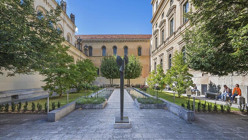 Der Kabinettsgarten mit der Skulptur Flora III von Fritz König. Der Kabinettsgarten mit der Skulptur Flora III von Fritz König.