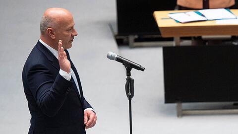 Kai Wegner leistet im Berliner Abgeordnetenhaus seinen Amtseid.
