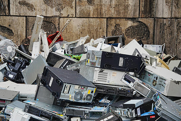 Elektroschrott auf einer Mülldeponie. Mit KI ließe sich dieser sortenrein trennen, wodurch eine Wiederverwertung der darin enthaltenen seltenen Rohstoffe möglich würde. Elektroschrott auf einer Mülldeponie. Mit KI ließe sich dieser sortenrein trennen, wodurch eine Wiederverwertung der darin enthaltenen seltenen Rohstoffe möglich würde.