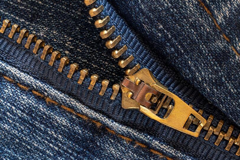 Oft bemerkt man es selbst als letzter: Wenn der Reißverschluss der Hose herunterrutscht, kann das ganz schön unangenehm sein. Abhilfe schafft Haarspray, das Sie auf den geschlossenen Reißverschluss sprühen. Oft bemerkt man es selbst als letzter: Wenn der Reißverschluss der Hose herunterrutscht, kann das ganz schön unangenehm sein. Abhilfe schafft Haarspray, das Sie auf den geschlossenen Reißverschluss sprühen.