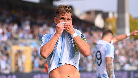 Ein Kuss auf das Logo auf dem wei&szlig;-blauen Trikot: Florian Niederlechner.