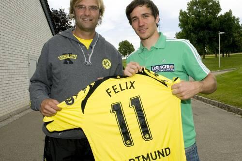 Nach dem Training gab es ein Trikot in Schwarz-Gelb: Felix Neureuther mit Jürgen Klopp.