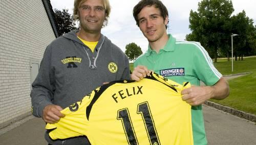Nach dem Training gab es ein Trikot in Schwarz-Gelb: Felix Neureuther mit Jürgen Klopp. Nach dem Training gab es ein Trikot in Schwarz-Gelb: Felix Neureuther mit Jürgen Klopp.