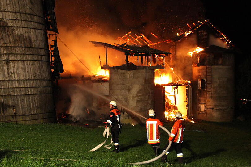 Brand auf einem Bauernhof in Taufkirchen. Die Bilder von den Löscharbeiten