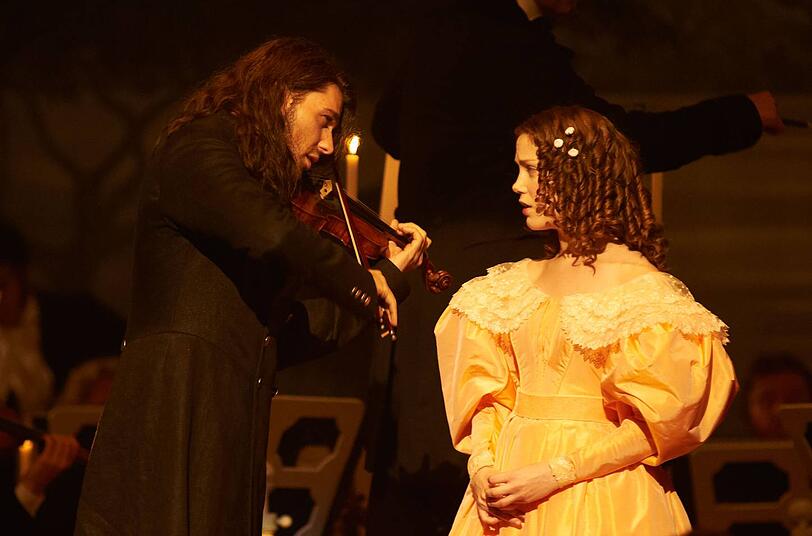 Niccolo Paganini (David Garrett) ermöglicht Charlotte (Andrea Deck) ihren ersten großen Auftritt als Sängerin.