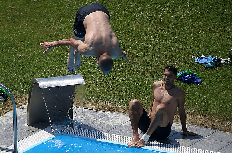 Schwitzen, schwimmen, strampeln: Die Löwen absolvieren am ersten Tag im Trainingslager in Bad Häring ein buntes, abwechslungsreiches Programm. Und sie haben offensichtlich Spaß dabei.