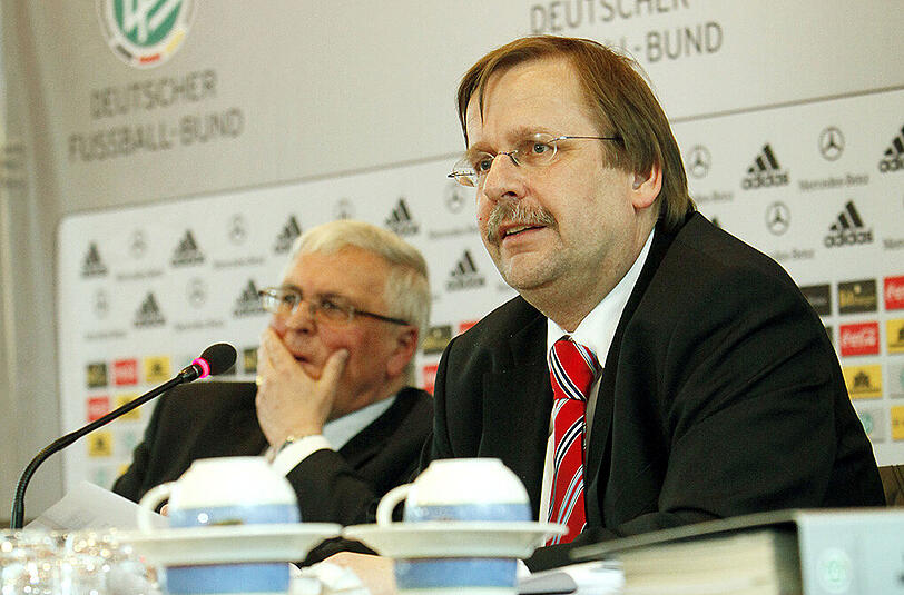 Der beim DFB für Rechtsfragen zuständige Vize-Präsident Rainer Koch (vorne) stellte sich am Dienstag vor Ex-Verbandsboss Theo Zwanziger (hinten).