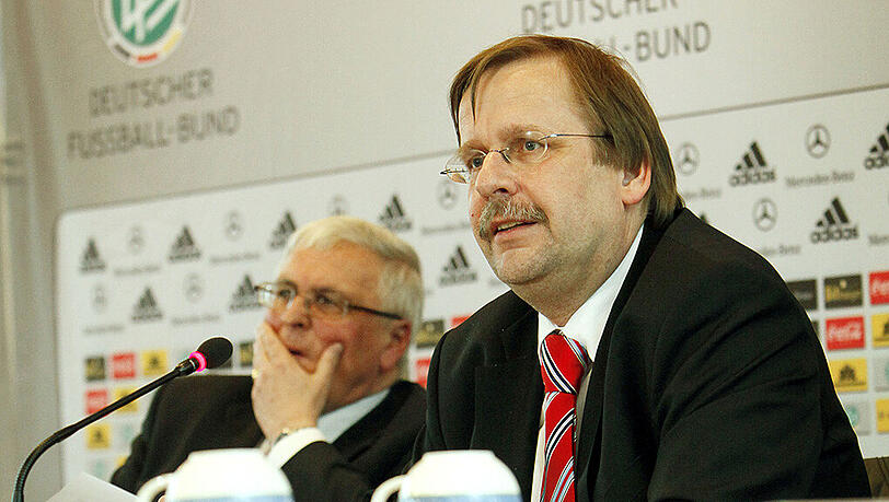 Der beim DFB für Rechtsfragen zuständige Vize-Präsident Rainer Koch (vorne) stellte sich am Dienstag vor Ex-Verbandsboss Theo Zwanziger (hinten). Der beim DFB für Rechtsfragen zuständige Vize-Präsident Rainer Koch (vorne) stellte sich am Dienstag vor Ex-Verbandsboss Theo Zwanziger (hinten).