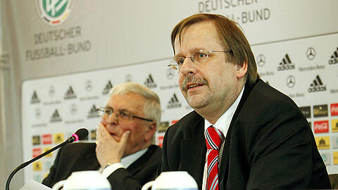 Der beim DFB für Rechtsfragen zuständige Vize-Präsident Rainer Koch (vorne) stellte sich am Dienstag vor Ex-Verbandsboss Theo Zwanziger (hinten).