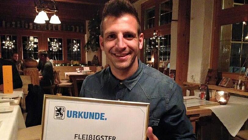 Wurde auf der Löwen-Weihnachtsfeier in Wildbad Kreuth zum fleißigsten Fanklub-Fahrer gekürt: 1860-Abwehrspieler Gui Vallori. Wurde auf der Löwen-Weihnachtsfeier in Wildbad Kreuth zum fleißigsten Fanklub-Fahrer gekürt: 1860-Abwehrspieler Gui Vallori.