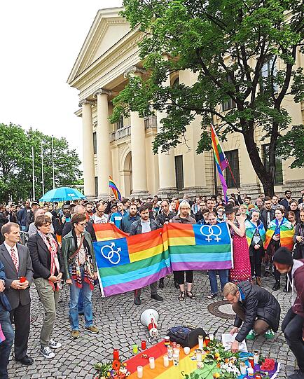 Mahnwache für die Opfer von Orlando vor dem US-Genaeralkonsulat.