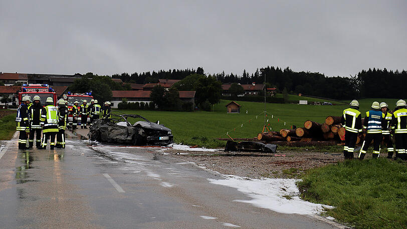 Der BMW-Fahrer krachte gegen den Baumstapel und war vermutlich sofort tot. Die Bilder vom Horror-Crash.