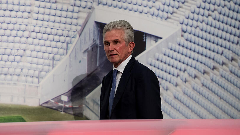 Heynckes kommt zur Pressekonferenz.